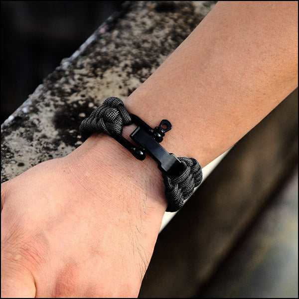 Black Braided Paracord Bracelet with Metal Shackle
